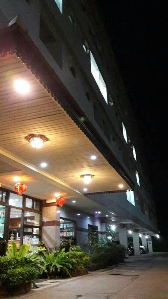 Veerasuda Condotel Ratchaburi エクステリア 写真